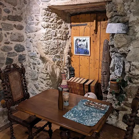 D'hotes Les Chatougoulis Bed & Breakfast