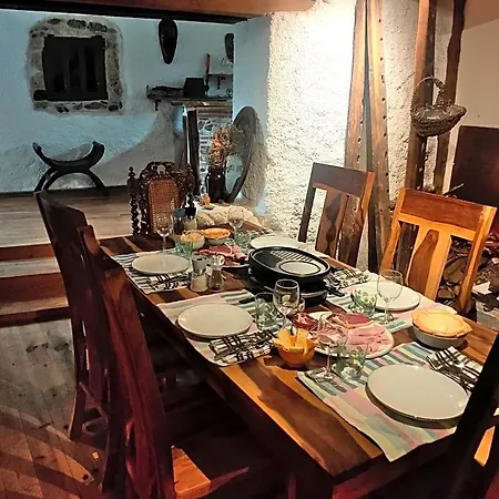 D'hotes Les Chatougoulis Bed & Breakfast 3*